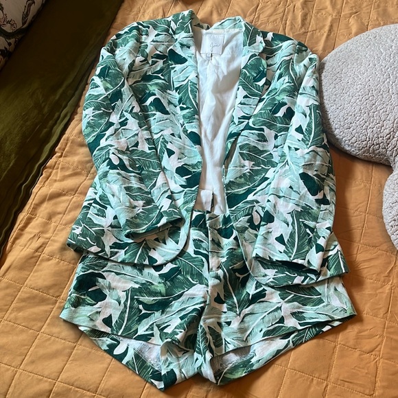 Stunning Joie linen tropical shorts and jacket set - Picture 3 of 8